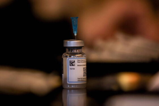 Po 7 miesiącach skuteczność szczepionki Pfizera to 66,6 proc., Moderny 80,3 proc.