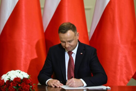 Prezydent Andrzej Duda podpisał ustawę obniżającą VAT m.in. na żywność, nawozy i gaz
