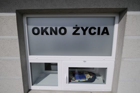 Dwumiesięczna dziewczynka znaleziona w Oknie Życia w Białymstoku