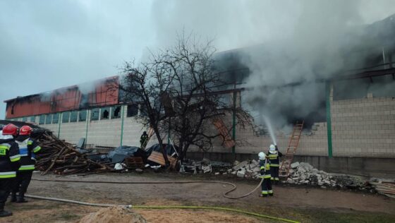 W pożarze tartaku w Czerwonem w gminie Kolno zginął mężczyzna 