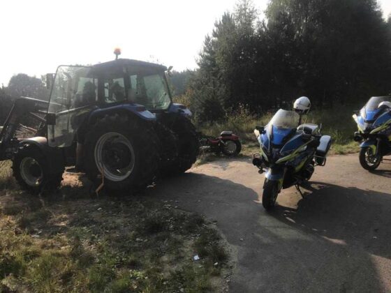 Wypadek w rejonie Klewinowa – motocyklista zderzył się z ciągnikiem rolniczym