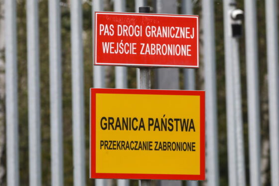 Narewka. Na granicy z Białorusią żołnierz postrzelił migranta w udo