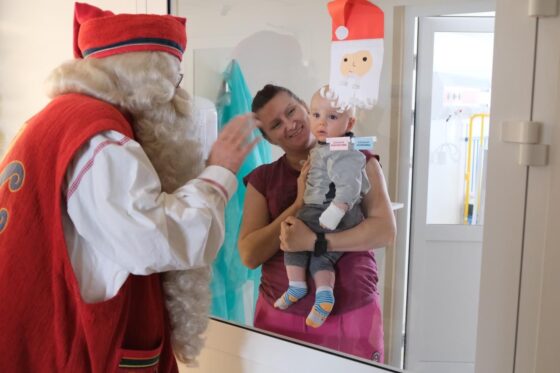 Mikołaj z Rovaniemi w Finlandii odwiedził małych pacjentów w UDSK w Białymstoku