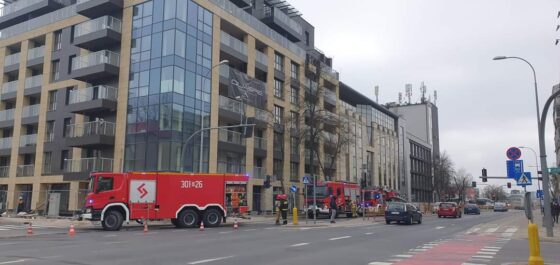 Białystok. Strażacy ugasili pożar balkonu w nowobudowanym bloku przy ul. Złotej