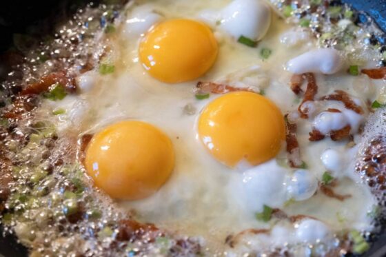 Poznaj przepisy na nieoczywiste wielkanocne potrawy na bazie jajek