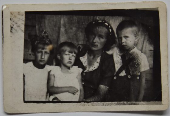 Białystok. Rodzinne fotografie Sybiraczki – eksponatem miesiąca w Muzeum Pamięci Sybiru