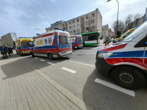 Białystok. Na ul. Waszyngtona doszło do wypadku z udziałem autobusu miejskiego – są poszkodowani