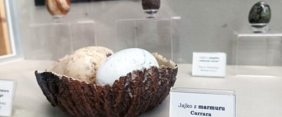 „Kamienne pisanki” – nowa wystawa na Uniwersytecie w Białymstoku