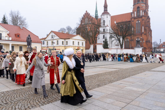 W sercu Białegostoku kilkudziesięciu maturzystów zatańczyło poloneza