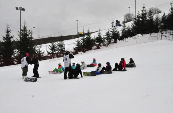 Dzieci z Suwalszczyzny w czasie lekcji uczą się jeździć na nartach i snowboardzie