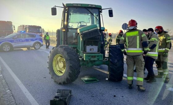 Krasnopol.  Ciągnik zderzył się z busem na DW 653.