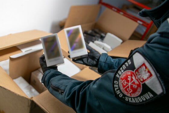 Podlaska KAS zlikwidowała magazyn z podrabianymi towarami