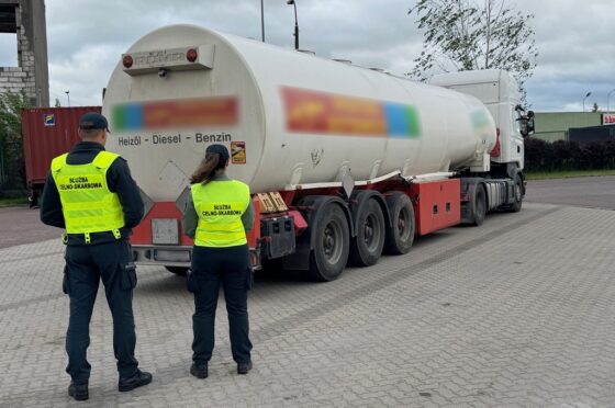 Funkcjonariusze KAS zatrzymali na trasie S61 w Budzisku ciężarówkę