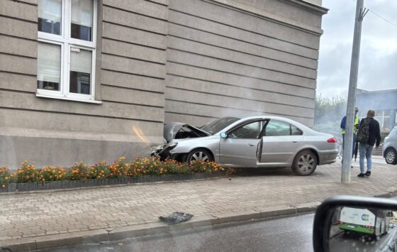Białystok. Samochód wjechał w budynek III LO