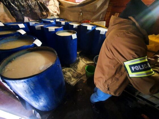 Akt oskarżenia przeciwko mężczyźnie za nielegalną produkcję alkoholu w gminie Czarna Białostocka