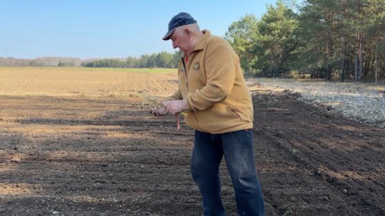 Wiosenny siew u Jerzego Kondratiuka w Ciełuszkach