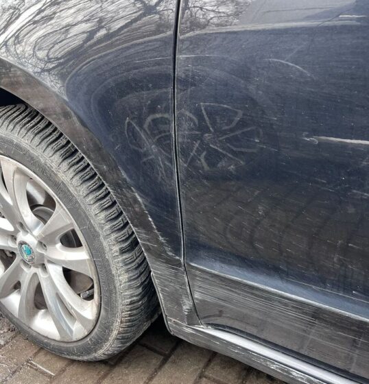 Przyjechała na egzamin na prawo jazdy swoim samochodem. Zarysowała czyjeś auto