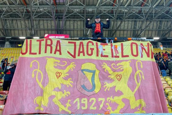 Flaga Ultra kibiców Jagiellonii trafiła do zbiorów Galerii Białostockiego Sportu