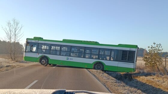 Zablokowana droga Solniczki-Wojszki po kolizji autobusu