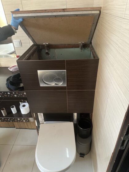 Łomża. Próbował się ukryć przed policją w spłuczce sedesowej