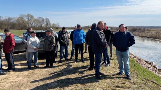 Rzędziany. Rolnicy przeciw budowie jazu: „Nie pozwolimy zalewać naszych łąk i gospodarstw”