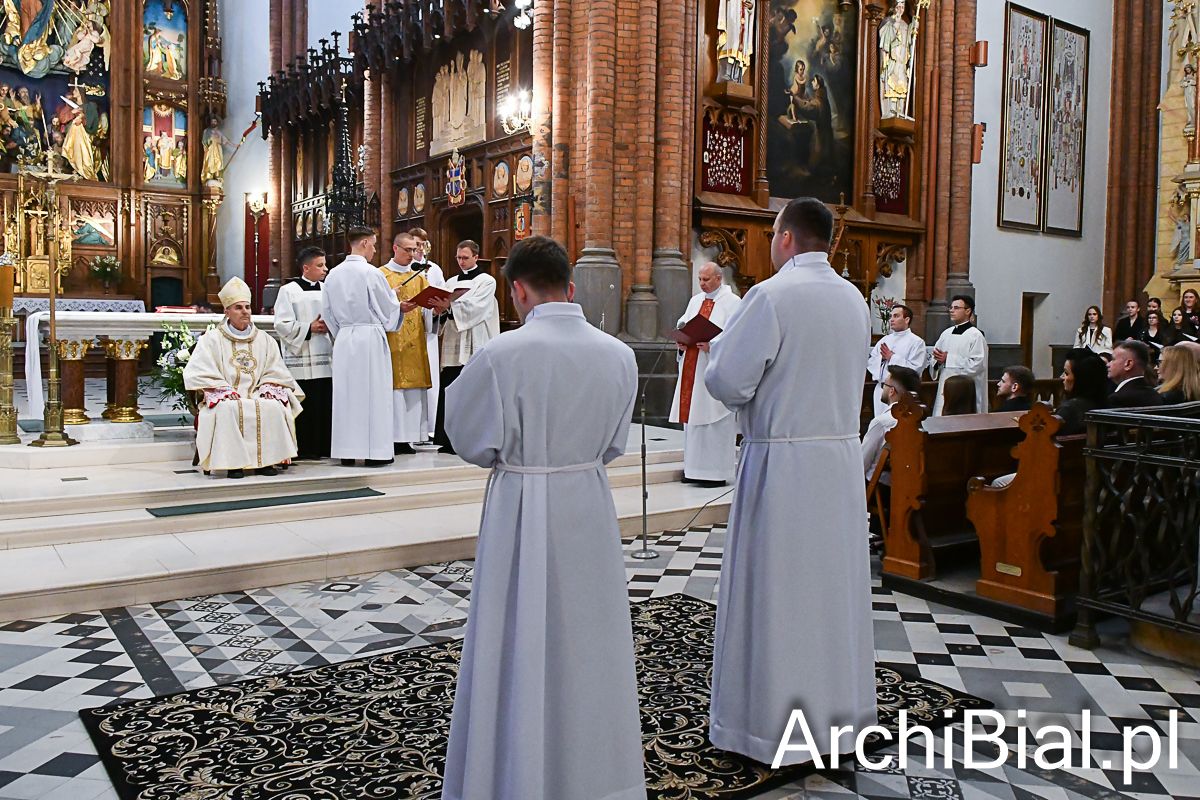 Święcenia Diakonatu w Archidiecezji Białostockiej: Nowe wyzwania w kontekście spadającej liczby księży