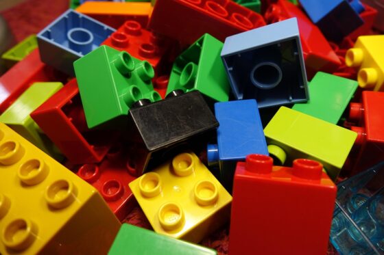 Klocki LEGO – jak dopasować zestaw do wieku i umiejętności dziecka?