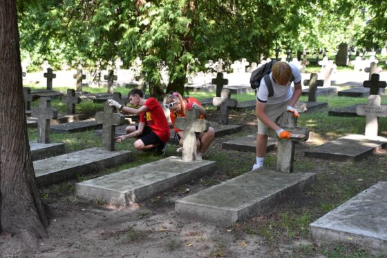 Po raz dziesiąty Akcja Sprzątania Cmentarza Wojskowego w Białymstoku